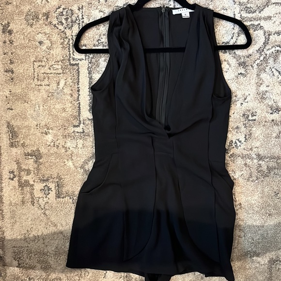 Black shorts one piece romper low-cut with pockets - Picture 2 of 3